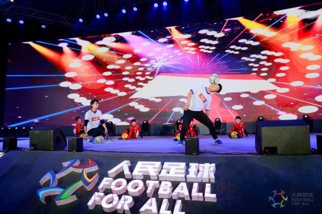 为热爱加冕 2018人民足球颁奖典礼在长沙举行